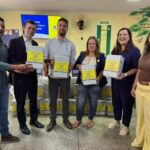 Com nova imobilização no braço, Pedro retoma atividades com o elenco do Flamengo