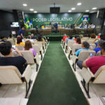 ESCOLAS ALÍRIA RIBEIRO E ULISSES GUIMARÃES, NO LAGO AZUL, RECEBEM UNIFORMES E KITS ESCOLARES