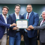 SECRETARIA DE EDUCAÇÃO INTENSIFICA ENTREGA DE UNIFORMES E KITS ESCOLARES AS ESCOLAS ANTÔNIO DE OLIVEIRA E SANTA LUZIA